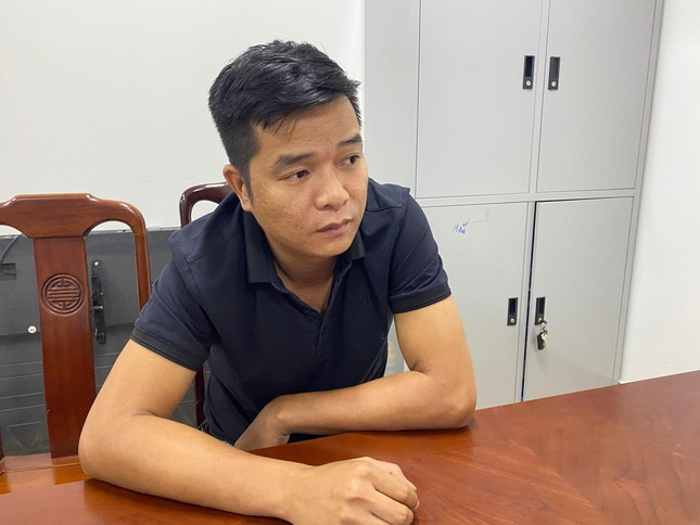 Phá đường dây đánh bạc qua mạng hơn 20 tỷ đồng tại Huế: Ngô Văn Tùng nhận trang cá độ rồi đưa cho đối tượng Nguyễn Thái Đức cùng quản lý để thực hiện hành vi tổ chức đánh bạc và đánh bạc qua trang www.agbong88.com. Từ ngày 15/4 đến ngày 15/5, Tùng phân chia 5 tài khoản tổng rồi giao cho các đối tượng kể trên tổ chức đánh bạc. Thời điểm bị bắt giữ, tổng tiền số đánh bạc của đường dây cá độ do Tùng cầm đầu lên đến hơn 20 tỷ đồng. Ngày 18/5, Ngô Văn Tùng (SN 1990, trú tại xã Phong Mỹ, huyện Phong Điền) cùng 8 đàn em cùng trú tại huyện Phong Điền, TT-Huế) bị bắt.