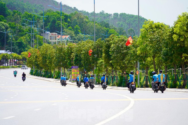 Đường 10 làn chủ yếu đi qua khu vắng dân cư.