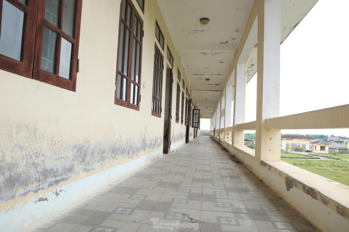 “Hiện chúng tôi đang lên phương án phối hợp với UBND tỉnh thực hiện di dời người dân lên khu tái định cư. Khi ổn định sẽ tu sửa lại trường THCS Kỳ Lợi để sử dụng”, một lãnh đạo UBND thị xã Kỳ Anh nói.