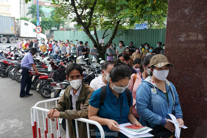 Lãnh đạo Bộ LĐ-TB&XH đánh giá, nguyên nhân rút BHXH 1 lần chủ yếu ở nhóm công nhân với thu nhập thấp, không có tích lũy, nên khi mất việc đối mặt nhiều khó khăn về kinh tế.