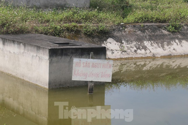 Ông Phan Văn Hoàng (trú xã Diễn Quảng) chia sẻ: “Khi nhà máy nước sạch được xây dựng, người dân chúng tôi hết sức phấn khởi. Tuy nhiên, đến giờ nhà máy chưa thể hoạt động, chúng tôi vẫn phải dùng nước giếng khơi và nước mưa dự trữ để phục vụ sinh hoạt”.