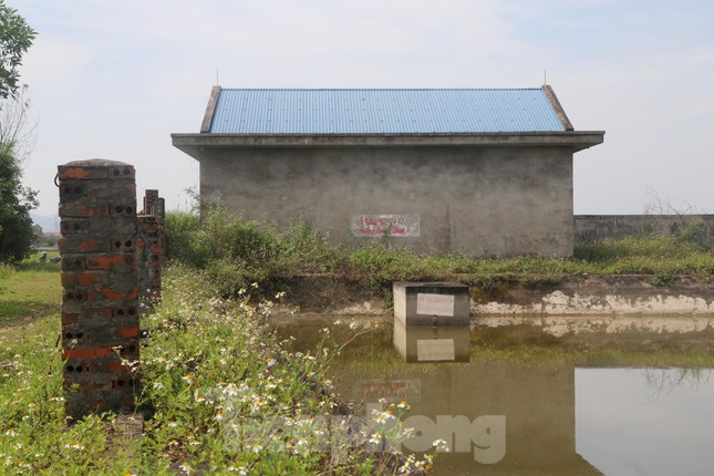 “Nguyên nhân nhà máy nước bỏ hoang là do thiếu vốn. Trước đây, với gần 1.000 hộ dân hưởng lợi từ dự án, nếu chia phần trăm thì mỗi hộ phải đóng khoảng 6 triệu đồng. Còn nay vật giá đều lên nên nếu tính lại chắc chắn sẽ phải hơn nhiều. Nhiều hộ không đủ khả năng để đáp ứng. Ngoài ra, một số hạng mục lâu năm nay đã xuống cấp cũng cần tu sửa nhưng không có tiền nên hiện vẫn tạm dừng”, ông Quý nói.
