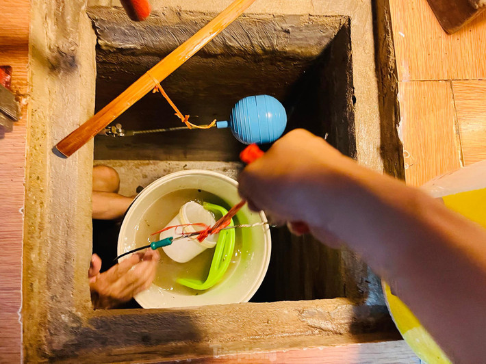 Sáng nay nhiều gia đình ở phố Hoa Bằng (quận Cầu Giấy) phải mất hàng giờ đồng hồ để dọn dẹp nhà cửa, thau bể ngầm, kê lại đồ sau khi ngôi nhà của họ bị nước "tấn công".