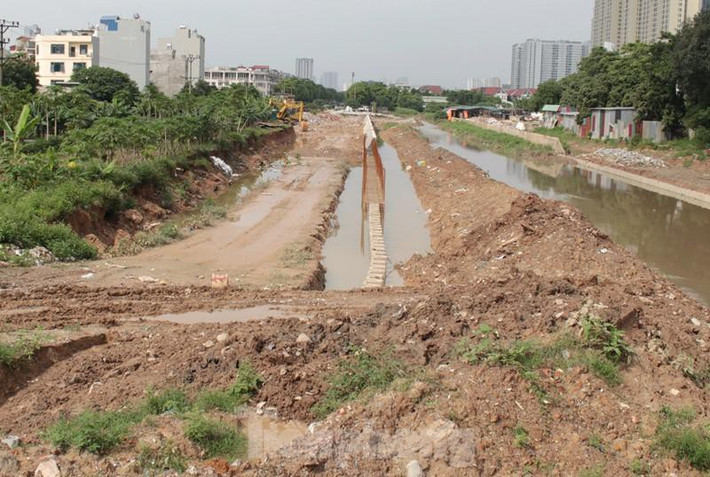 Kênh dẫn nước La Khê là một trong những hạng mục quan trọng để dự án, trong đó có trạm bơm Yên Nghĩa phát huy hiệu quả đầu tư, tuy nhiên trạm bơm đã thi công xong 2 năm nhưng kênh dẫn vẫn thi công ngổn ngang. Đây là nguyên nhân khiến nước sông Nhuệ dâng cao gây ngập Đại lộ Thăng Long và các khu dân cư lân cận, còn trạm bơm tiêu úng Yên Nghĩa lại không có nước hoạt động,