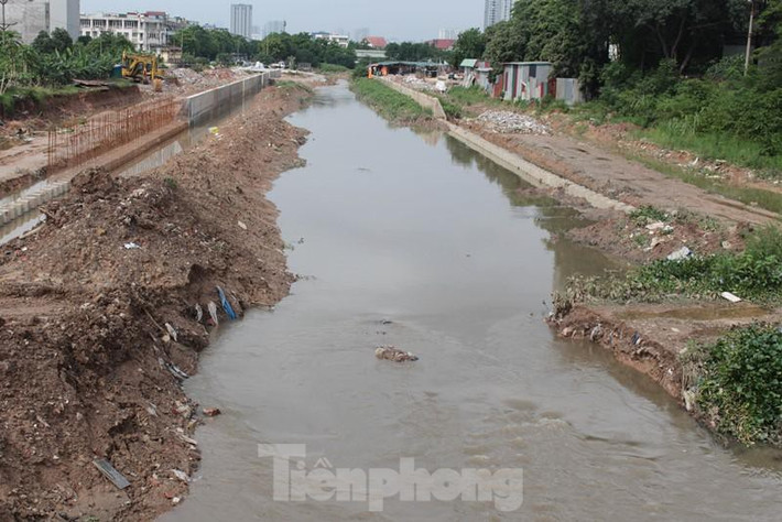 Đi dọc kênh dẫn nước từ sông Nhuệ vào hồ trạm Bơm Yên Nghĩa dài hơn 5km, PV Tiền Phong phát hiện, trạm bơm có công suất bơm thoát lũ lớn nhất Hà Nội (120m3 nước/giây - lớn hơn cả trạm Yên Sở) nhưng kênh dẫn nước đang chảy về hồ bơm với dòng chảy nhỏ.