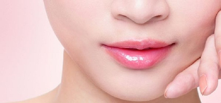 Môi hồng hào, căng mọng. Những người phụ nữ sở hữu đôi môi hồng hào, căng mọng, không bị thâm đen thường là người thật thà, trung hậu và giàu nghị lực, ý chí vươn lên. Họ có vận quý nhân rất vượng, có nhiều cơ hội để phát triển bản thân.