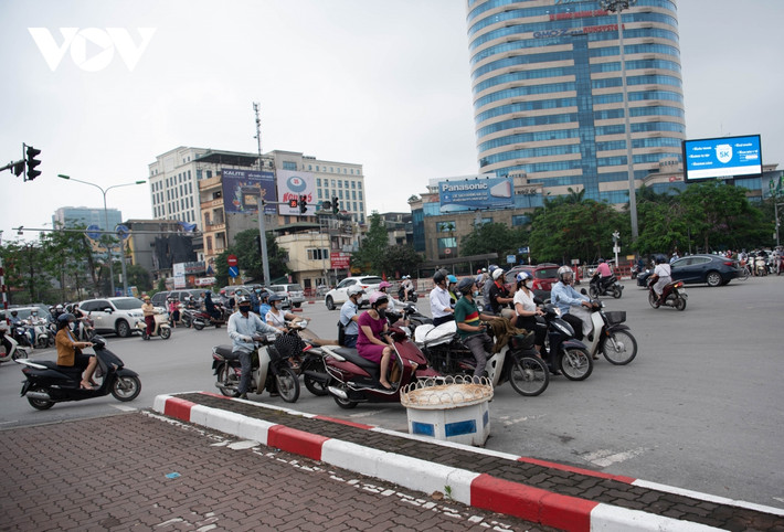 Tại nút giao Giải Phóng - mặt hầm Kim Liên, do áp lực giao thông quá lớn, người dân chọn cách vượt đèn đỏ...