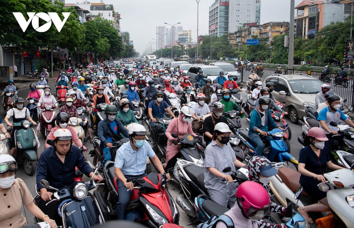 Cục bộ như tại tuyến đường Giải Phóng hướng lên cầu vượt qua nút giao Ngã Tư Vọng, các phương tiện nhích từng phần đường một để qua điểm tắc nghẽn....