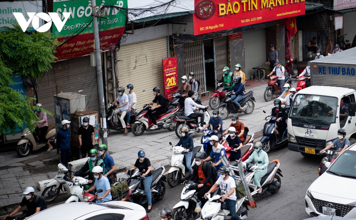 Để di chuyển cho kịp giờ làm sáng, dòng người và phương tiện đã chọn cách leo vỉa hè...