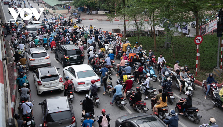 ...tạo thành "biển người" đi ngược chiều, lộn xộn tại khu vực Ngã Tư Sở.