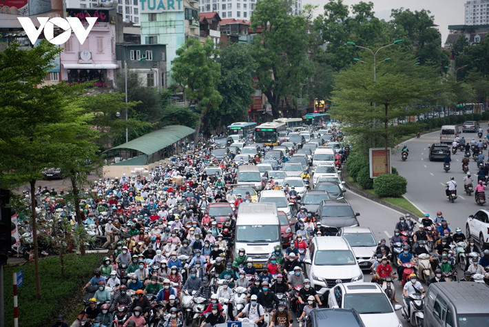 Tại trục đường Láng hướng về Trường Chinh (qua nút giao Ngã Tư Sở) đến 8h sáng nhưng tình trạng tắc nghẽn càng nghiêm trọng...