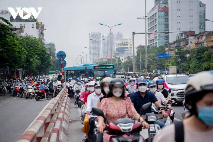 Ghi nhận của phóng viên, tại các nhiều trục đường chính như: Giải Phóng - Lê Duẩn, cầu Chương Dương, đê Nguyễn Khoái, Nguyễn Trãi - Tây Sơn, Lê Văn Lương - Láng Hạ...xảy ra tình trạng ùn tắc kéo dài vào giờ cao điểm.