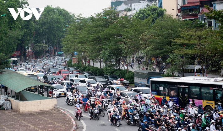 Đến 9h, tình trạng ách tắc tại khu vực này vẫn kéo dài và chưa được cải thiện nhiều.