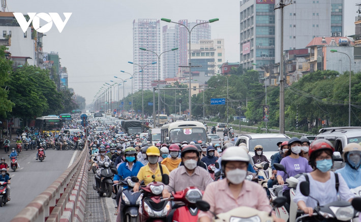 Sáng 30/5 là ngày đầu tuần, tại hàng loạt trục đường, tuyến phố dẫn vào trung tâm Hà Nội xảy ra tình trạng tắc nghẽn khiến cho người tham giao thông di chuyển rất khó khăn.