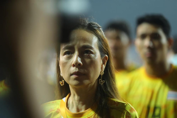 hỉ giây lát sau, Madame Pang lập tức ổn định lại tinh thần, tiếp tục tiến đến trò chuyện cùng các cầu thủ. Hình ảnh khi xuất hiện đã nhận về sự quan tâm lớn.