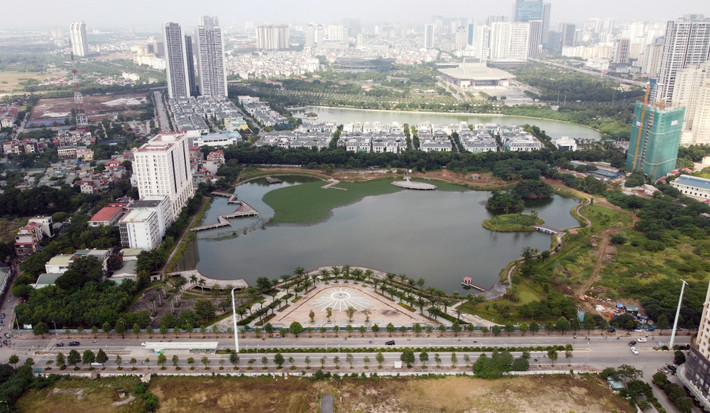 Công viên hồ điều hòa Phùng Khoang: có tổng diện tích 11,9ha, trong đó, diện tích mặt hồ là 7,1ha; diện tích cây xanh cảnh quan chiếm 4,8ha; chiều dài bờ kè dài 1,075m. Công viên hồ điều hòa Phùng Khoang được khởi công vào tháng 10/2016 và dự kiến hoàn thành vào tháng 6/2017 nhưng đến nay vẫn dậm chân tại chỗ và chưa hẹn ngày hoàn thành.