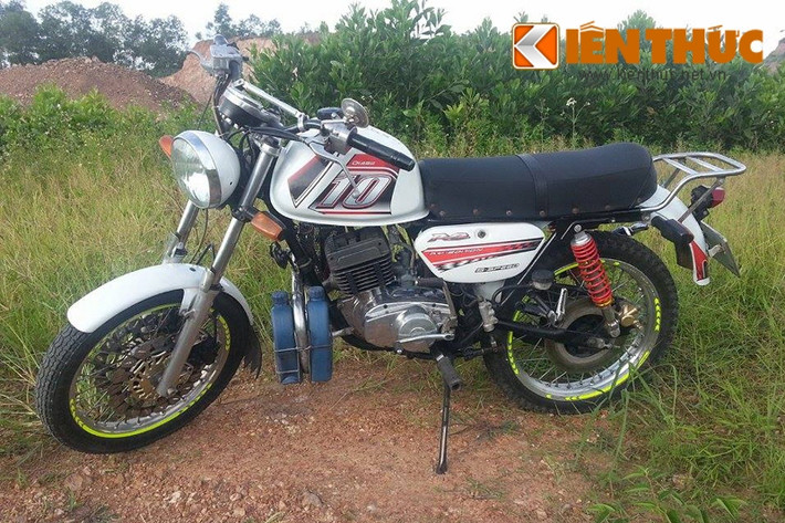 Mất gần 1 tháng và 23 triệu đồng để "lên đời" cho chiếc Minsk nát trở thành một chiếc xe sạch sẽ và ưa nhìn từ nhiều linh kiện của các dòng xe khác. Chiếc xe đang khoác trên mình bộ tem của Yamaha RC. Chiếc xe này cũng dành giải thưởng Minsk độ đẹp nhất trong Hội Minsk toàn quốc diễn ra ở Đà Nẵng vừa qua.