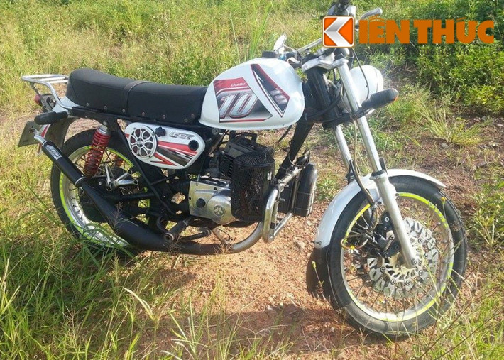 Thật khó lòng nhận ra, nguyên bản của xe là một chiếc “Minsk lùn” khi bình xăng lớn được thay của Minsk Sport, phuộc trước của xe MZ 175 và pô tăng tốc của Suzuki Sport.