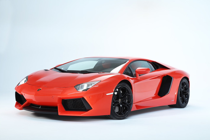 Lamborghini Aventador là dòng xe được trang bị động cơ V12 6,5 lít, công suất 700 mã lực tại vòng tua 8.250 vòng/phút và mô-men xoắn 690 Nm tại vòng tua 5.500 vòng/phút. Đây là một trong những siêu xe nhanh nhất thế giới, khi chỉ mất chưa đầy 3 giây để đạt vận tốc 100 km/h.