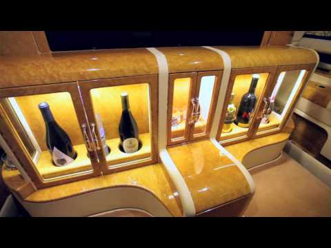 Tủ rượu chất liệu gỗ bóng cao cấp cùng tay nắm mạ vàng với thiết kế đơn giản nhưng vô cùng tiện lợi.
