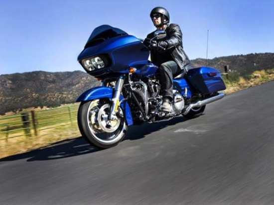 Road Glide Special: Xe tận dụng lợi thế tối ưu của hệ thống thông gió được gắn ở phần khung nhằm làm giảm lực cản cho đầu xe và sở hữu bộ đèn LED kép ấn tượng. Hệ thống treo mới, phanh Reflex System và ABS kết hợp cũng là yếu tố khiến chiếc mô tô này nổi bật hơn.