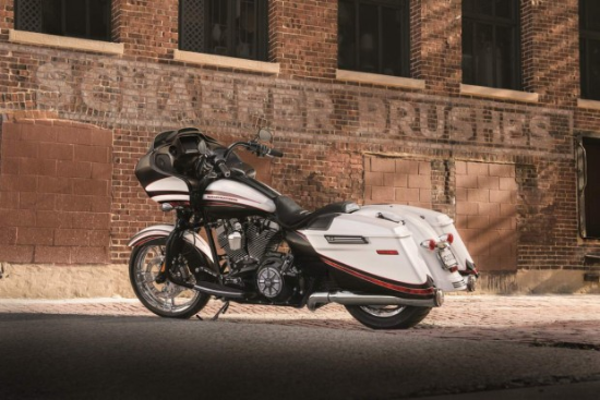 Harley-Davidson Special Street Glide: Xe sở hữu TwinCam 103 công suất vượt trội, bộ loa Boom, động cơ 6.5GT, hệ thống thông gió Split kiểu cách, đèn Halogen kép, vành nhôm cao cấp, hệ thống phanh Enforcer Reflex và ABS kết hợp. Đuôi xe bè rộng và thấp hơn phần đầu, giúp lái xe thoải mái khi vận hành.