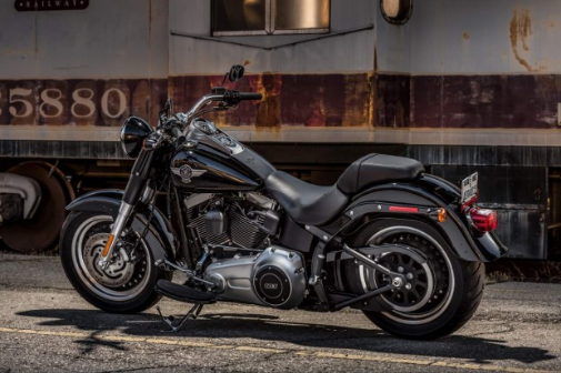 Softail Harley-Davidson: Hệ thống phanh cao cấp của dòng xe này giúp giảm 40% lực kéo khi bóp phanh. Bộ phanh phía trước gồm đồng hồ đo 4 piston 34 mm và 32 mm nhằm hạn chế sự dịch chuyển của bánh xe, tấm ma sát hiệu suất cao, xi-lanh và đĩa phanh mới. Kẹp phanh và xi-lanh trước được thiết kế phù hợp với từng kiểu xe Softail khác nhau.