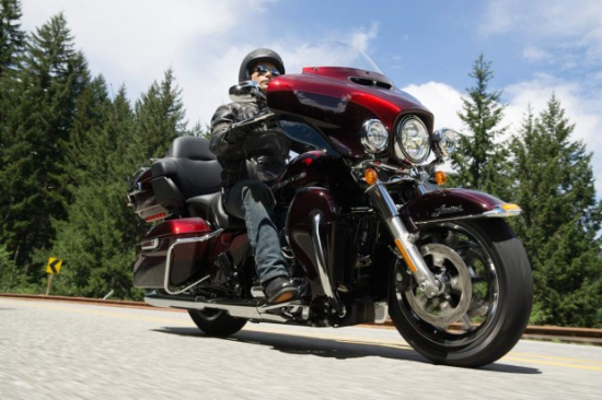 Harley-Davidson CVO Ultra Glide Road: Ngoài việc sử dụng chất liệu crôm cao cấp để chế tác khung xe nhiều màu sắc, mô tô này còn gây ấn tượng mạnh mẽ bởi hiệu suất tốc độ ít đối thủ nào sánh được nhờ động cơTwin Eagle TwinCam 110.