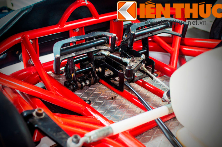 Để điều khiển chiếc Go Kart, tay đua chỉ cần khởi động, vào ga và nhập cuộc đua. Xe không có hệ thống hộp số nên bất cứ ai cũng có thể điều khiển được. Ảnh: Chân ga bên phía phải và chân phanh bên phía trái của xe.
