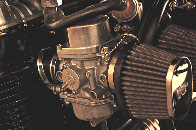 Bộ động cơ khủng của chiếc Honda CB900F vẫn được giữ nguyên. Andrea chỉ thay đổi một số chi tiết nhỏ bên ngoài để tăng tính thẩm mỹ cho xe.