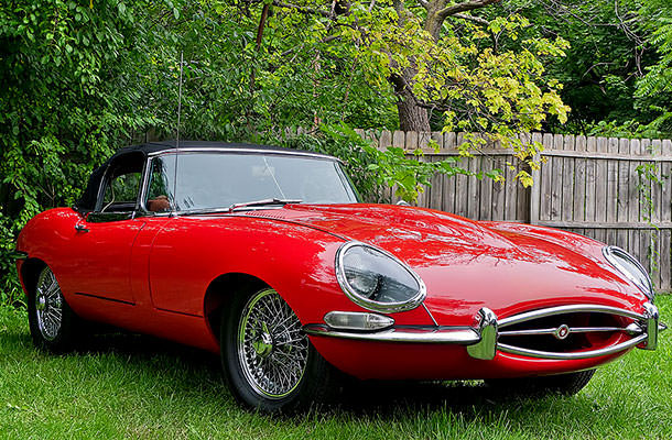 7. Jaguar E-Type - Thiết kế độc đáo, màu sắc nổi bật, các chi tiết độc lạ đã đưa E-Type vào danh sách "những chiếc xe đẹp nhất mọi thời đại". Và đặc biệt, ngay cả "ông lớn" ngành chế tạo xe hơi Fezzari cũng không thể chối bỏ sự tỏa sáng của chiếc xe này.