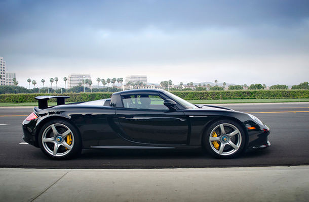 10. Porsche Carrera GT - Một siêu phẩm của dòng xe thể thao. Chiếc xe mang vẻ đẹp "hút hồn" này là sự pha trộn giữa nét khỏe khoắn, mạnh mẽ của nam giới và những chi tiết mềm mại, quyến rũ của phái nữ. Đây được coi là chiếc xe đặc trưng cho thập kỉ đầu của thiên niên kỷ mới.
