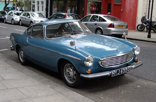 3. Volvo P1800 - là một trong những chiếc xe có thiết kế mềm mại, quyến rũ hiếm hoi của gia đình Volvo.
