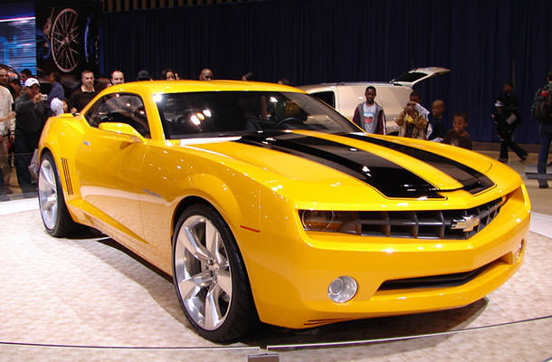 4. Chevrolet Camaro - Khó có cô gái nào có thể cưỡng lại sức quyến rũ của bạn trên chiếc Camaro này. Kiểu dáng mê người, sức mạnh hoàn hảo và màu sắc nổi bật, sành điệu đã đưa Camaro vào hàng siêu phẩm.