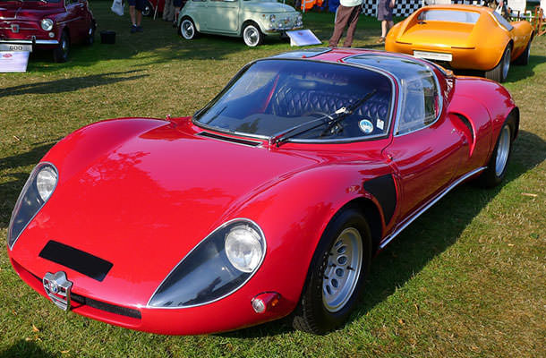 6. Alfa Romeo Tipo 33 Stradale - là phiên bản đặc biệt với số lượng sản xuất chỉ 18 chiếc. Điều này đủ để cho thấy chiếc xe này cuốn hút đến cỡ nào.