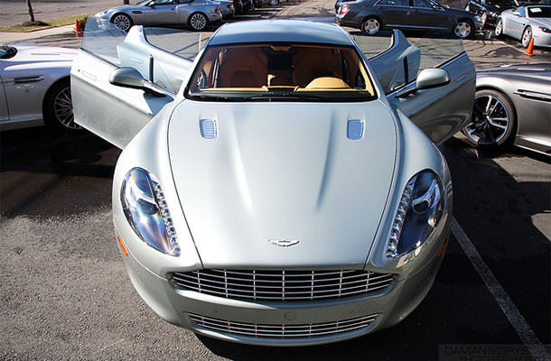 2. Aston Martin Papide - Chiếc xe không còn xa lạ với các dân chơi chuyên nghiệp bởi nó là dòng xe được sử dụng trong seri phim bom tấn James Bond. Đây được coi là sản phẩm cao cấp cực thành công trong suốt những thập kỉ qua.