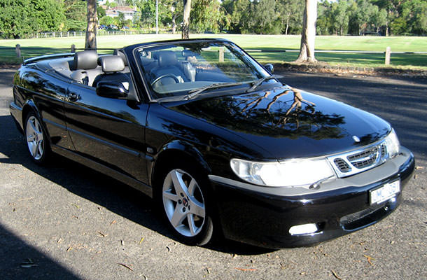 8. Saab 9-3 Convertible - là chiếc xe tuyệt vời dành cho những ai muốn gây ấn tượng nhưng lại không thích bộc lộ. Vẻ đẹp của chiếc xe không ở bề nổi mà nằm ở các chi tiết, đường nét và đòi hỏi một cảm nhận có chiều sâu. Đây quả là một tác phẩm nghệ thuật thực sự.