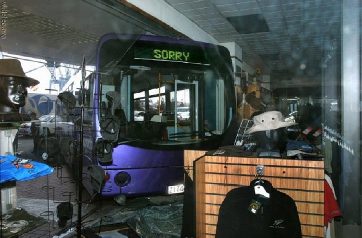 Xe khách "sorry" vì đã lao thẳng vào một cửa hàng trên phố.