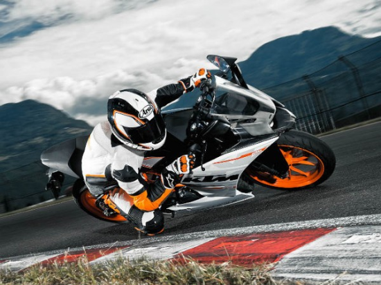 KTM RC390 được trang bị động cơ xi-lanh đơn 375cc làm mát bằng nước với công suất 44 mã lực, mô-men xoắn cực đại 35 Nm và hộp số 6 tốc độ.