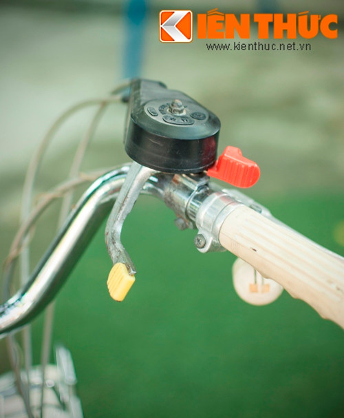 Xe được thiết kế độc đáo vừa có thể dùng như một chiếc xe gắn máy vừa có thể dùng như một chiếc xe đạp. Khi hết xăng, người dùng chỉ cần gạt nút màu đỏ bên tay phải là có thể vận hành theo chế độ xe đạp. Ảnh: Cần ga màu vàng được bố trí bên tay phải.