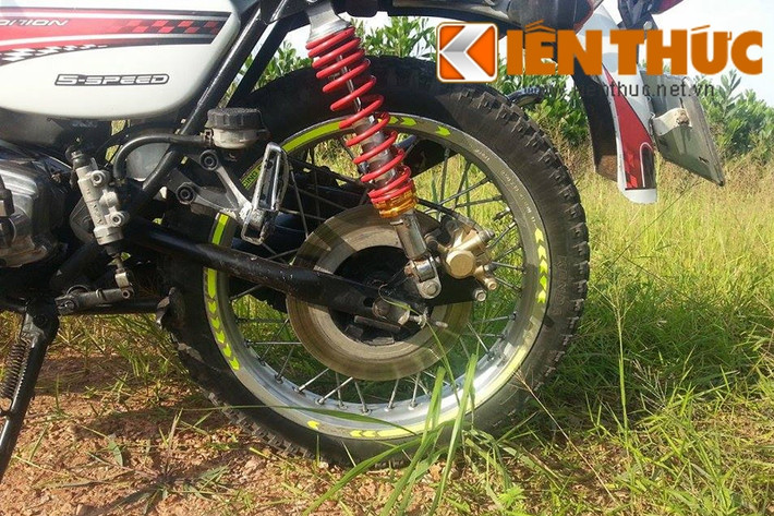 Hệ thống phanh sau được tận dụng từ phanh trước của MZ 175, heo dầu của Honda Airblade hoặc có thể dùng của Honda SH. Ảnh: Bên hông niềng được dán decal xanh đọt chuối nổi bật.