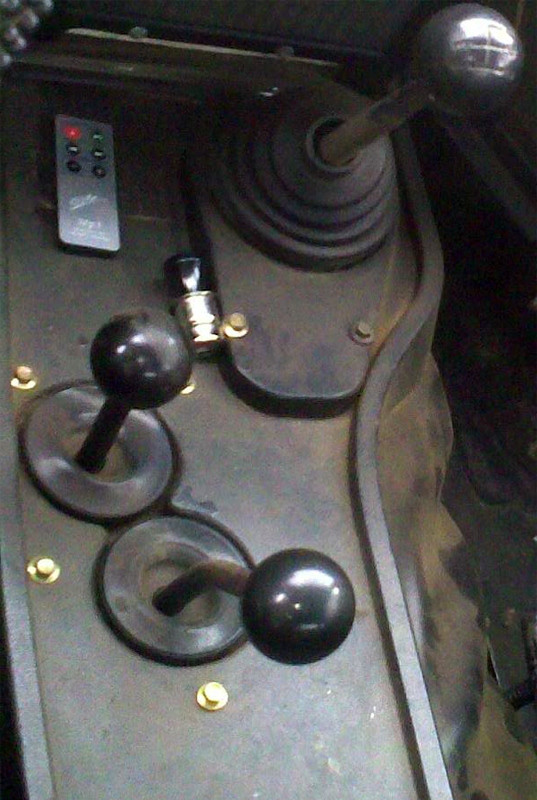 Vốn dĩ Niva là một chiếc xe việt dã, hệ thống dẫn động 4x4, rất thích hợp cho việc trèo đèo lội suối, vượt địa hình. Ảnh: Cần số và khóa vi sai cầu trước, cầu sau trên xe Niva.