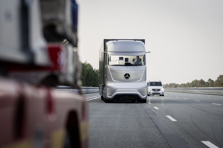 Mercedes cho biết, hệ thống lái tự động vận hành rất hiệu quả, tốc độ xe luôn được bảo đảm trong giới hạn về tốc độ và khoảng cách với các xe cùng lưu thông trên đường.