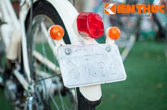 Đa phần xe được sản xuất phục vụ cho thị trường nội địa Nhật, rất ít được xuất khẩu theo các đơn đặt hàng vì vậy Honda People xuất hiện ở thị trường nước ngoài rất hiếm. Chủ nhân chiếc xe này đã mất rất nhiều công sức để có được một chiếc Honda People chưa từng sử dụng. Ảnh: Phần sau của Honda People với đèn xi-nhan sau còn nguyên và biển số Nhật Bản.