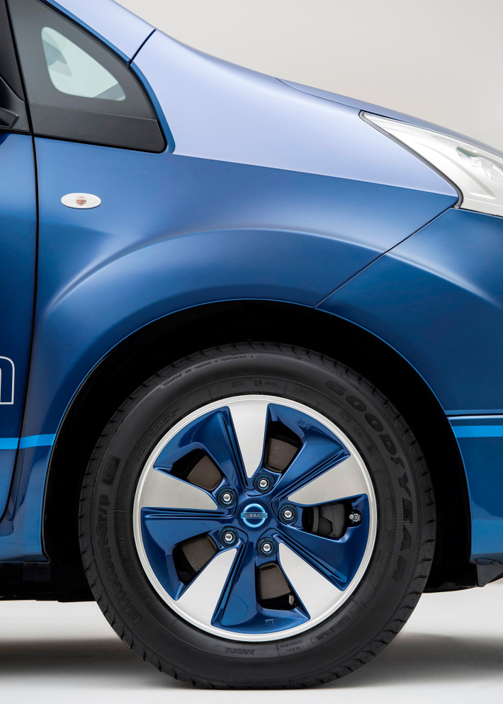 Nhìn từ bên ngoài, e-NV200 được phủ lớp sơn xanh bóng kim loại, nổi bật các chi tiết trang trí màu trắng. Bánh xe đường kính 21 inch, vành hợp kim.