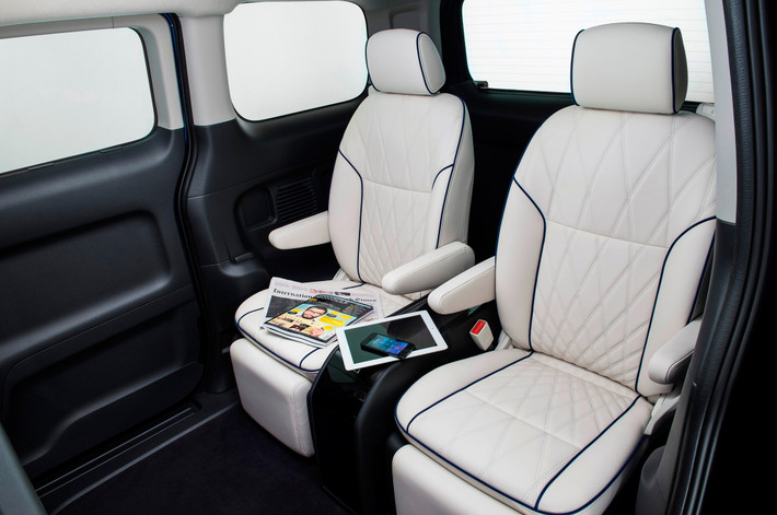 Hệ thống ghế sau được đặt cách xa cửa trượt giúp các vị khách VIP có thể ngồi tỏoải mái và thư giãn. Chỗ để chân phía sau rộng rãi, mỗi ghế đều được trang bị dây an toàn, bệ đỡ tay.