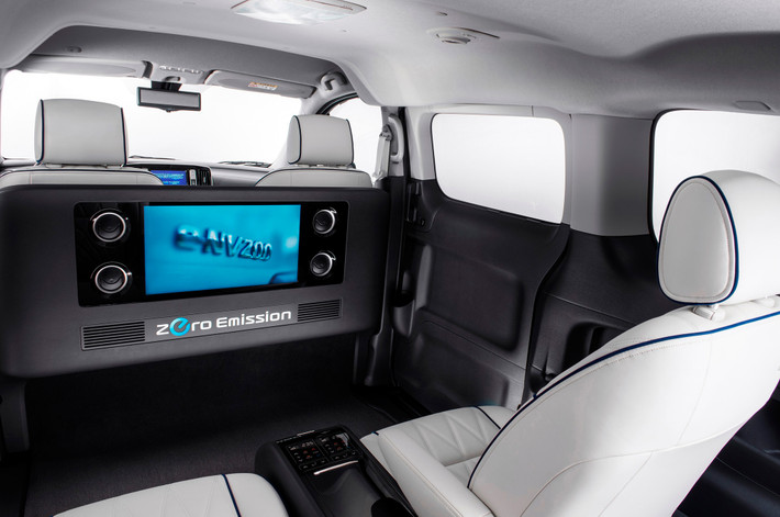 Mặc dù chiếc e-NV200 có không gian khá rộng rãi nhưng các nhà thiết kế vẫn cố gắng phối hợp màu sắc khiến khoang hành khách nhìn thoáng đãng và sang trọng hơn.
