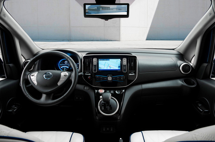 Khoang lái được trang bị các thiết bị công nghệ cao như gương chiếu hậu thông minh của Nissan, màn hình LCD, các thiết bị cảnh báo điểm mù, chỉ đường công nghệ mới nhất.