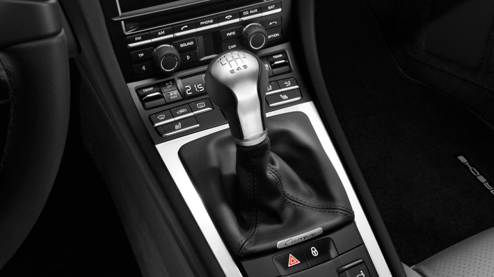 “Trái tim” của Porsche 911 cảnh sát vẫn là động cơ đặt sau truyền thống của hãng xe Porsche, dung tích 3.8L tăng áp kép sản sinh công suất “khủng” 520 mã lực.