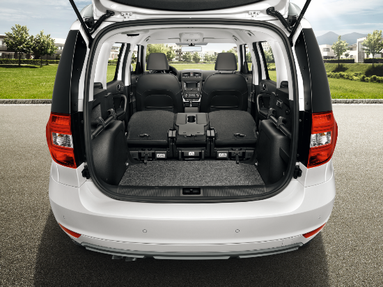 Skoda Yeti có không gian rộng rãi, hiện đại với hệ thống ghế ngồi được bọc sợi thủy tinh đặc biệt.